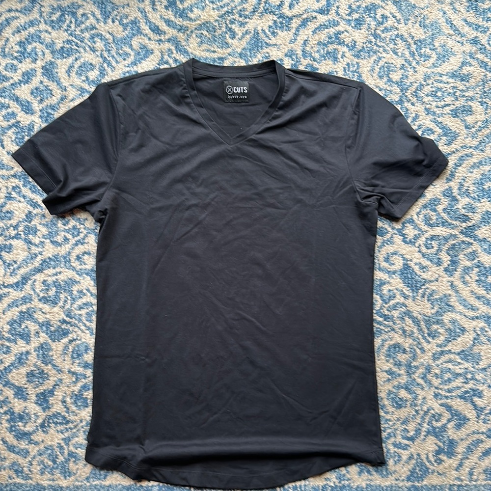 Cuts clothing V-neck curved hem t-shirt in black